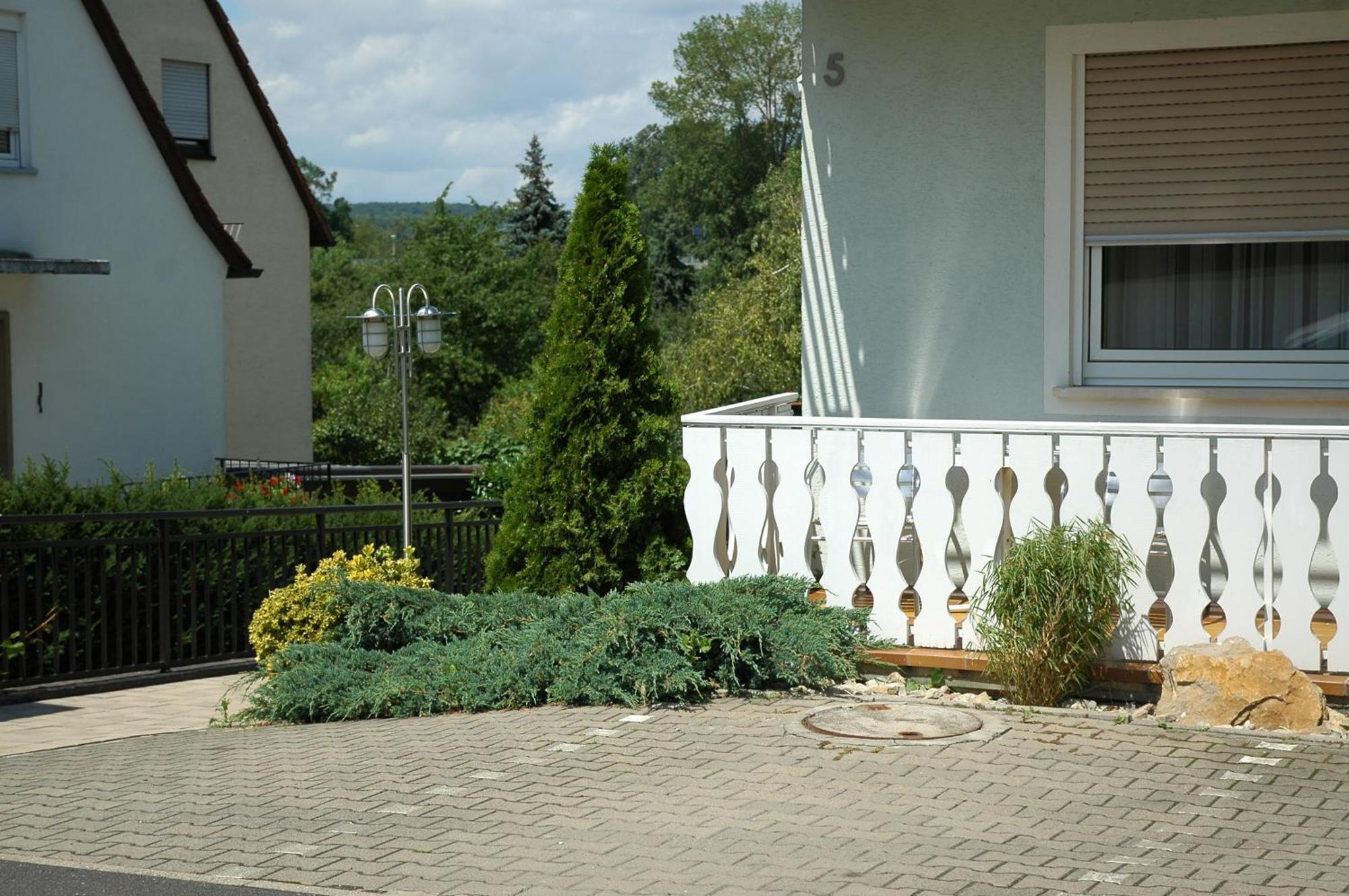 Hotel-Garni 'Zum Weinkrug' Sommerhausen Exterior photo